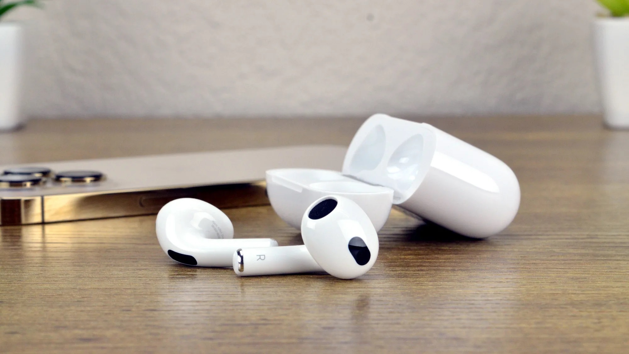 Користувачі скаржаться на погану якість складання навушників AirPods 3. Але не всіх