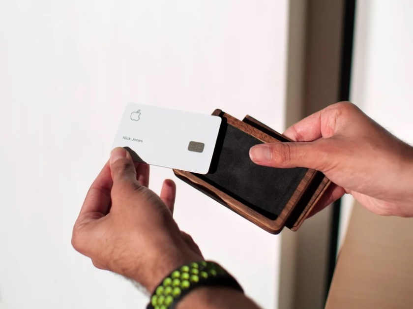 Amerykański sklep internetowy sprzedaje drewnianą skrzynkę na kartę Apple z metką cenową taką jak w Redmi Note 8