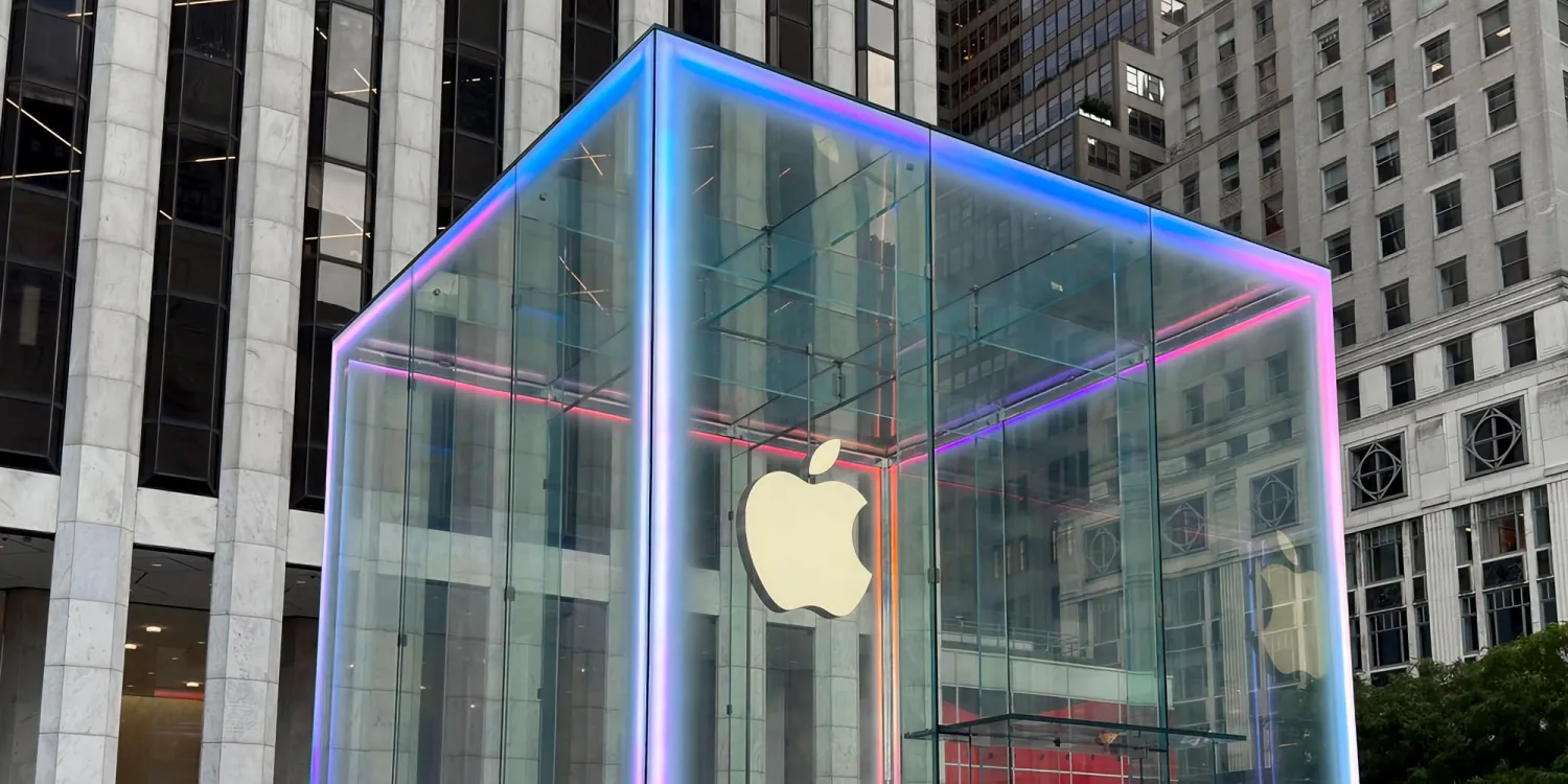 Apple Store i New York stråler i Apple Intelligence-farger for å feire iPhone 16