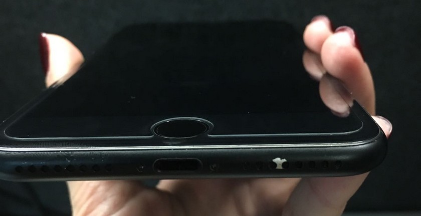 На те же грабли: у черного iPhone 7 облезает краска