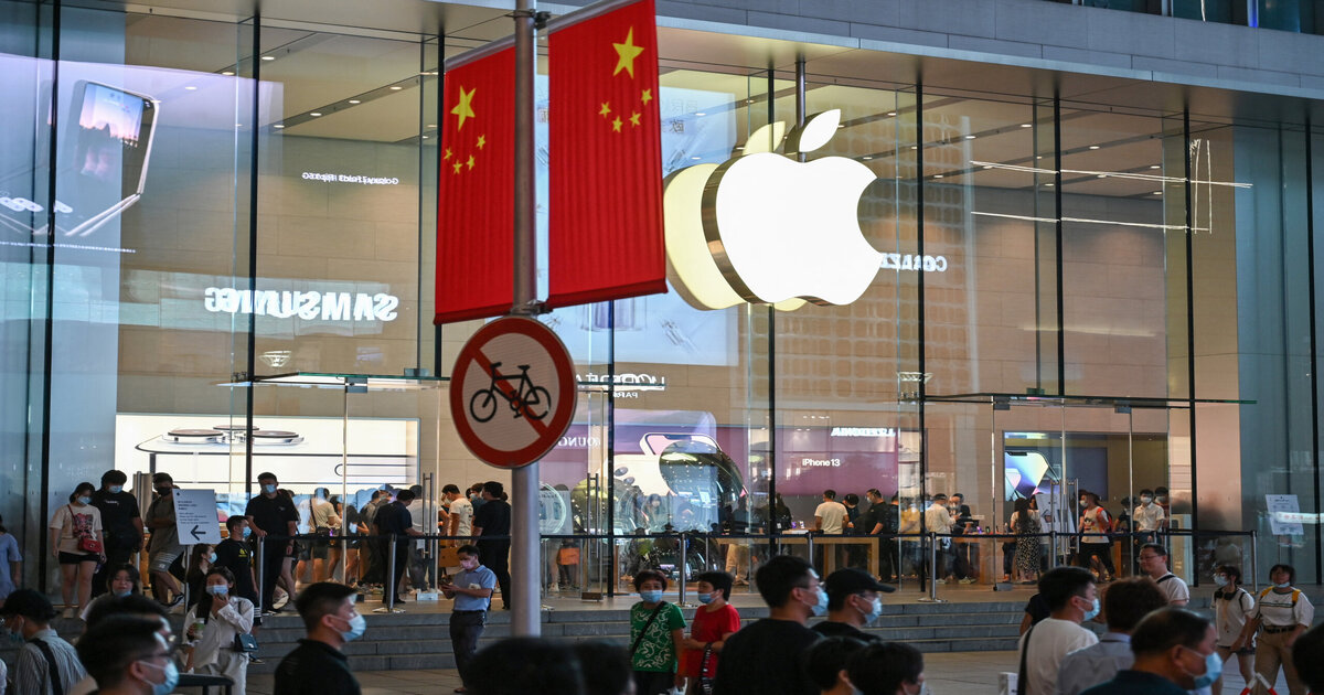 Постача iPhone у Китай впала на 33%