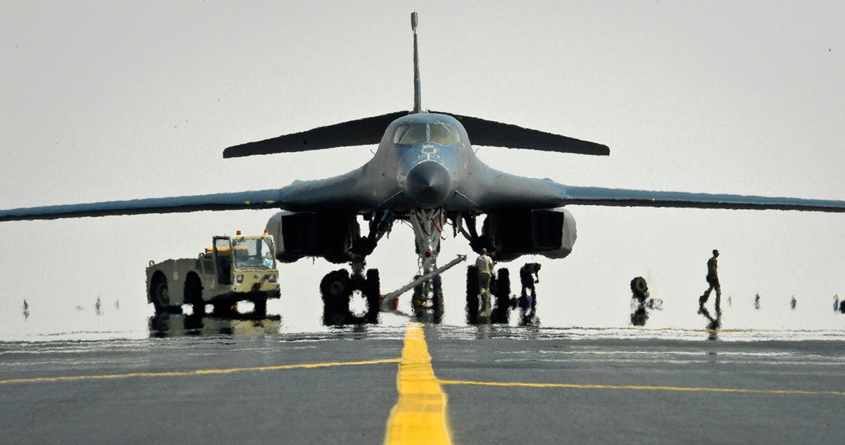 De Amerikaanse B-1B Lancer strategische bommenwerper vliegt over Bosnië en Herzegovina