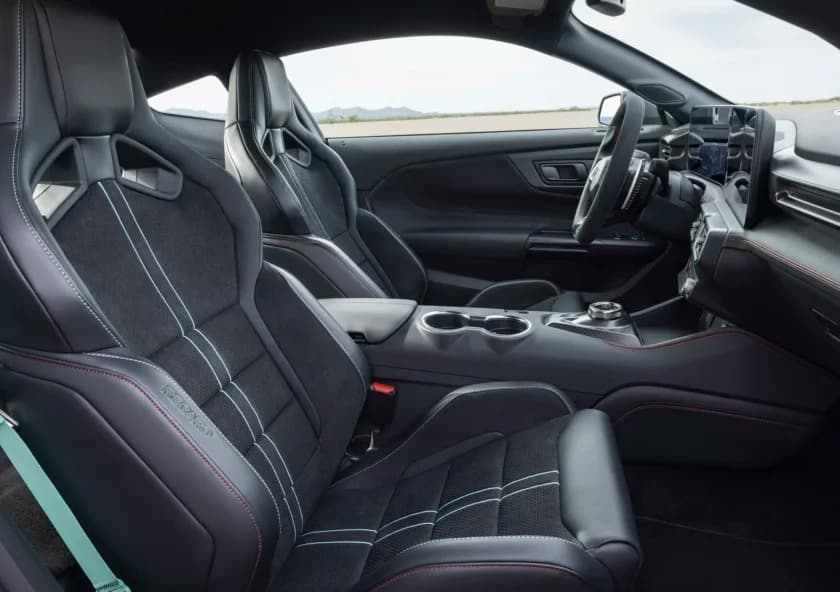 Интерьер и детали Mustang Dark Horse SC