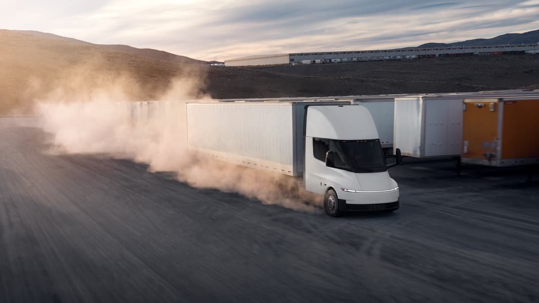 Tesla Semi у профіль