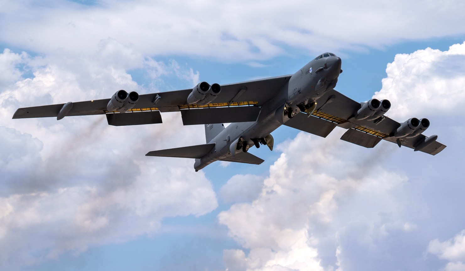 L'US Air Force spenderà 11 miliardi di dollari per aggiornare il B-52H: il bombardiere avrà un motore F130, un radar e potrà trasportare un nuovo missile nucleare con una gittata di 2.400 km.
