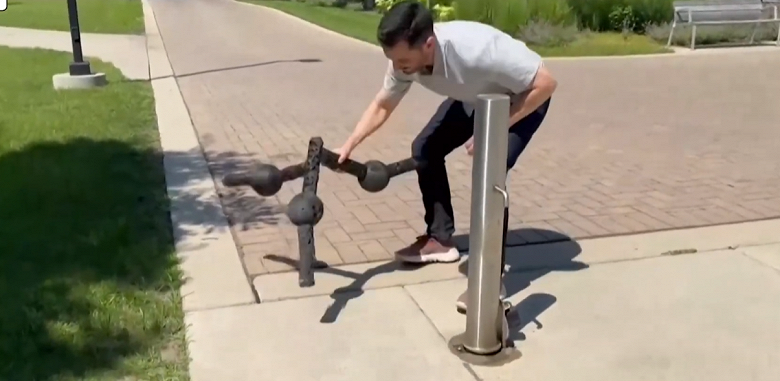 Модульний робот на траві