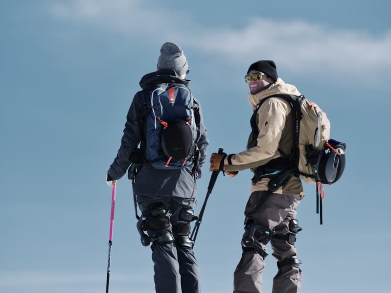 Карбонова конструкція екзоскелета на людині