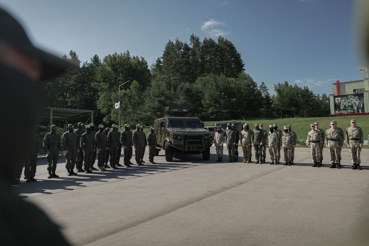 Білоруські спецпризначенці використовують захоплені в Україні броньовані машини «Козак-5»
