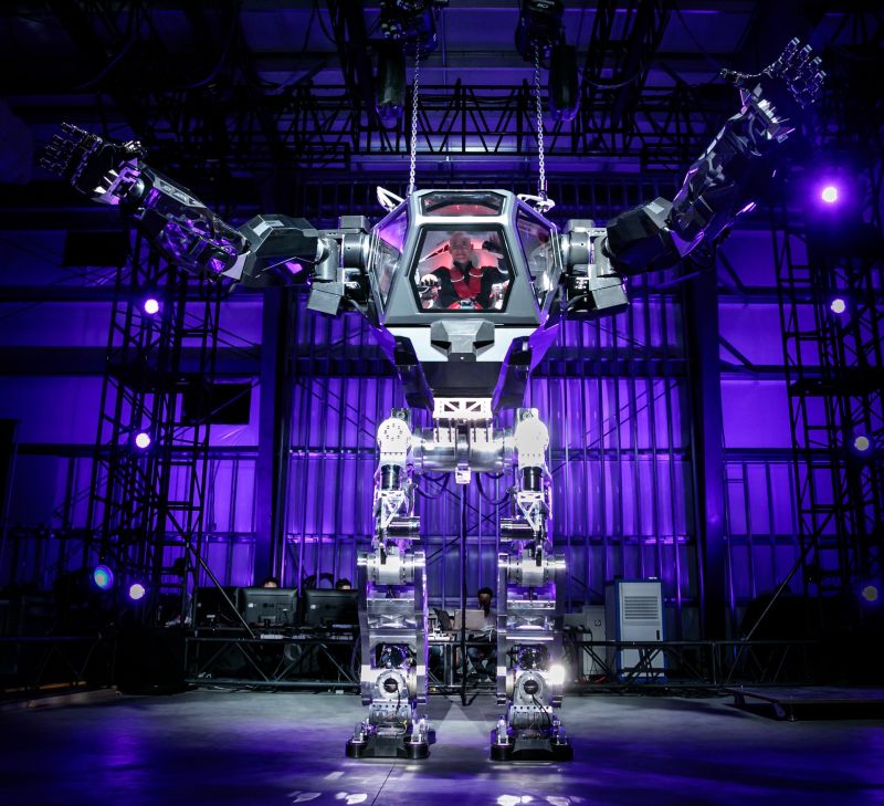 CEO Amazon продемонстрировал огромного человекоподобного робота