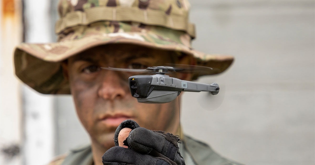 Le forze armate ucraine mostrano in azione il drone più piccolo del mondo Black Hornet Nano