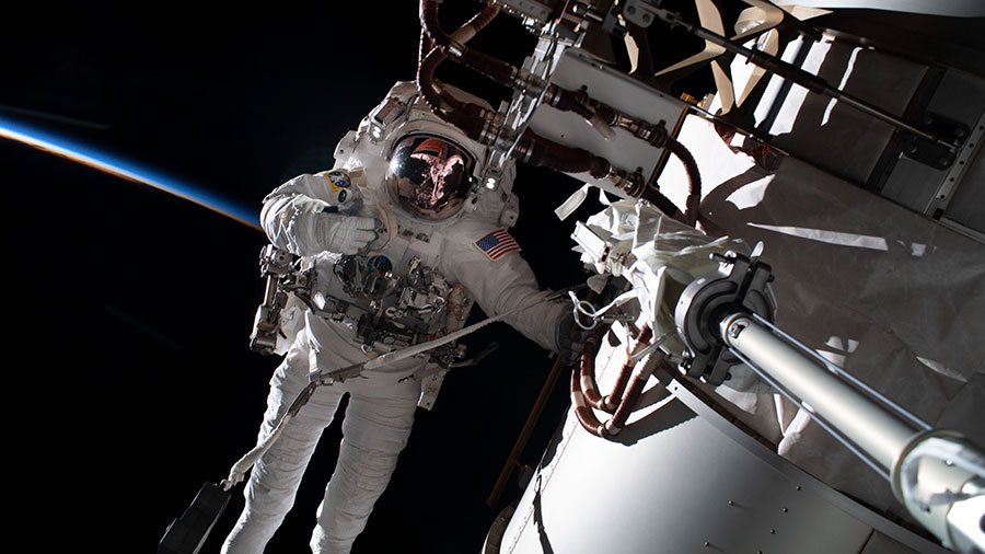 La NASA a envoyé des astronautes dans l'espace pour installer deux panneaux solaires de 340 kg.