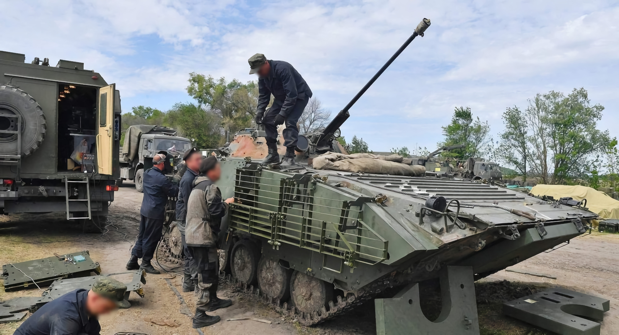 Le forze armate dell'Ucraina hanno catturato il BMP-2 russo con una protezione moderna e rara 675-sb3KDZ