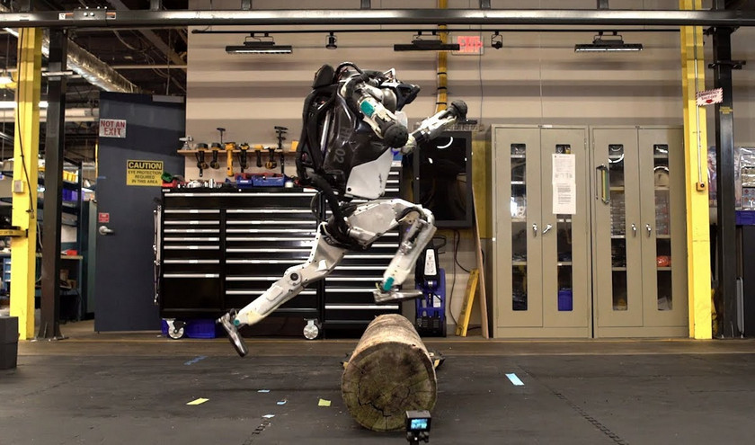 Видео: робот-гуманоид Atlas осваивает паркур, а Spot гуляет по стройке