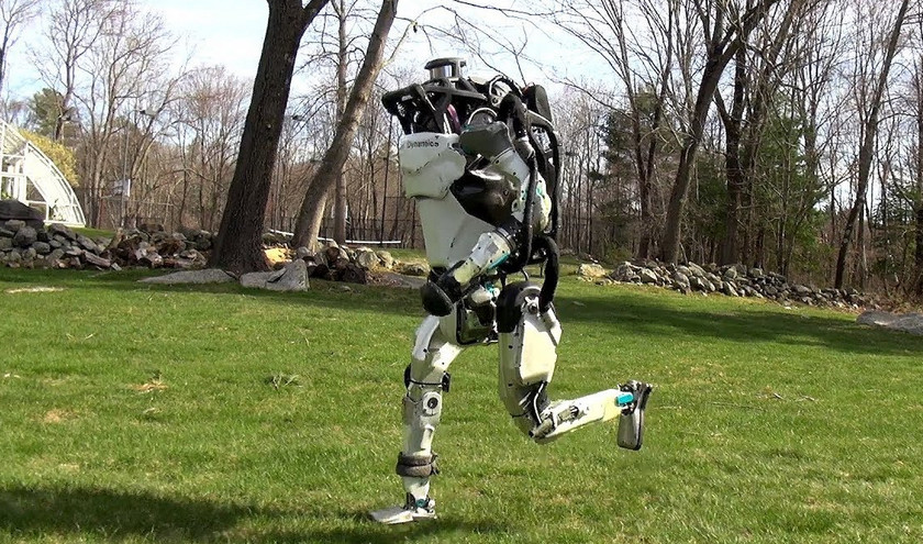 Pies robot Boston Dynamics błąka się po biurze, a humanoidalny Atlas biegnie (wideo)
