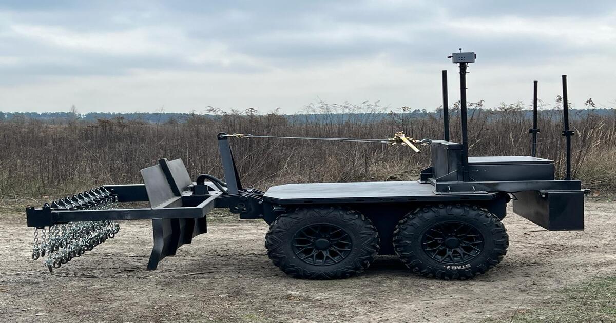 Creación en Ucrania del vehículo no tripulado Ratel Deminer para desminado