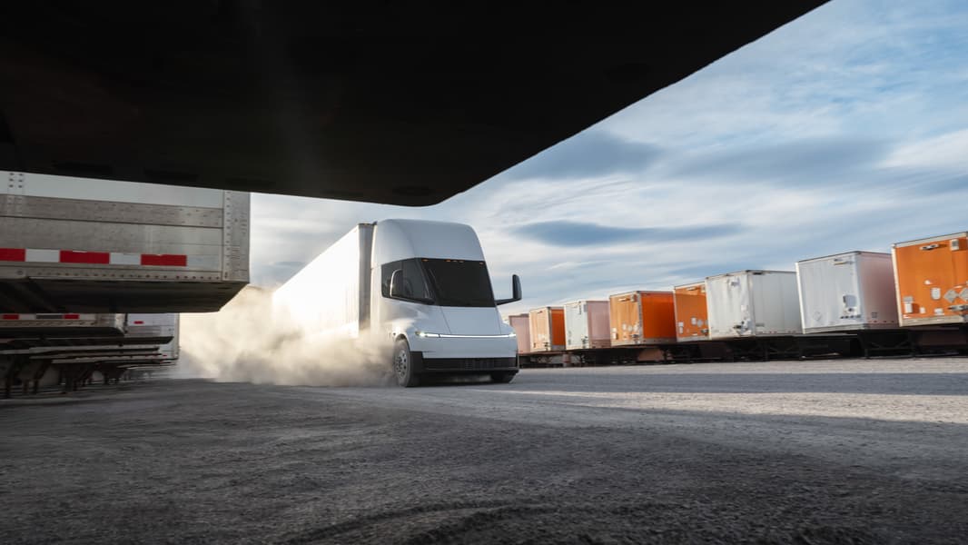 Tesla Semi на зарядній станції
