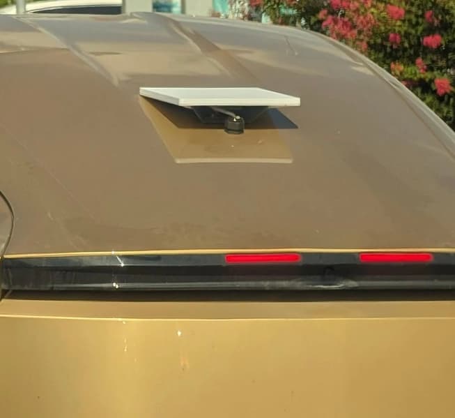 Задня частина Tesla Cybercab з антеною