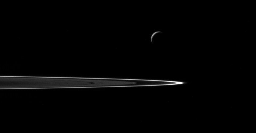 Кассини пролетел рядом с Энцеладом и собрал образцы частиц из гейзеров