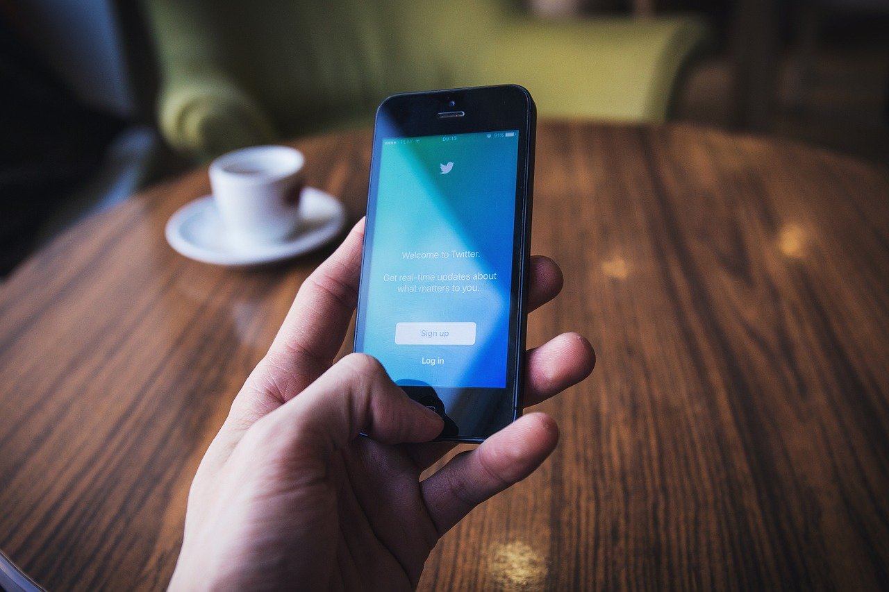 Twitter testet neue Funktion zur Meldung falscher Tweets in einigen Ländern