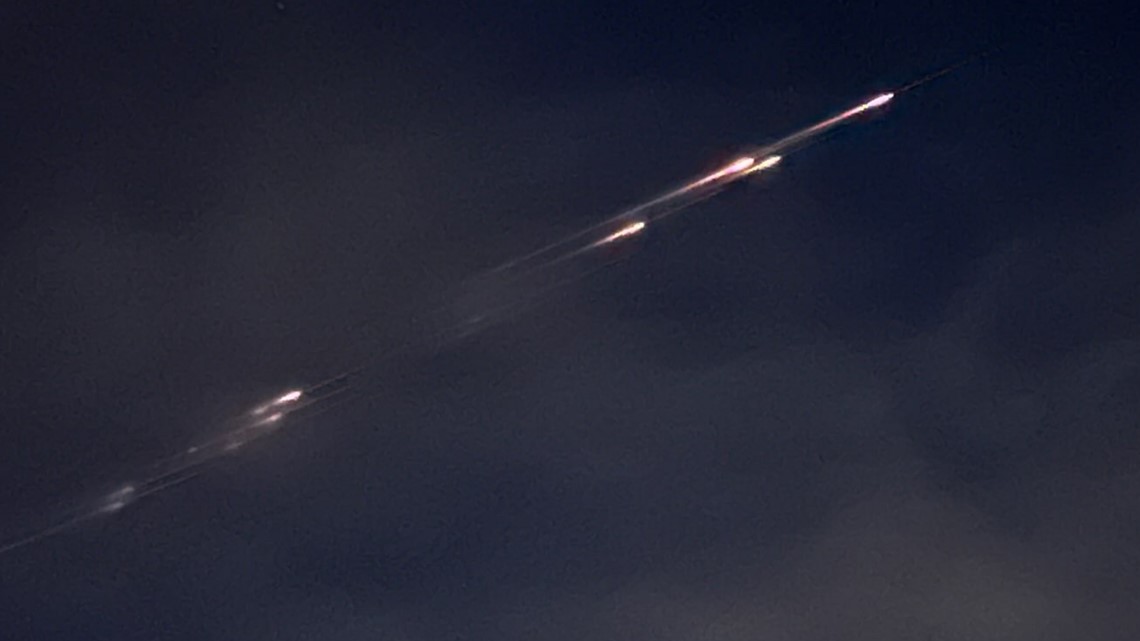 Alte Antenne der Internationalen Raumstation zeichnet Feuerschlieren in den Himmel über Sacramento