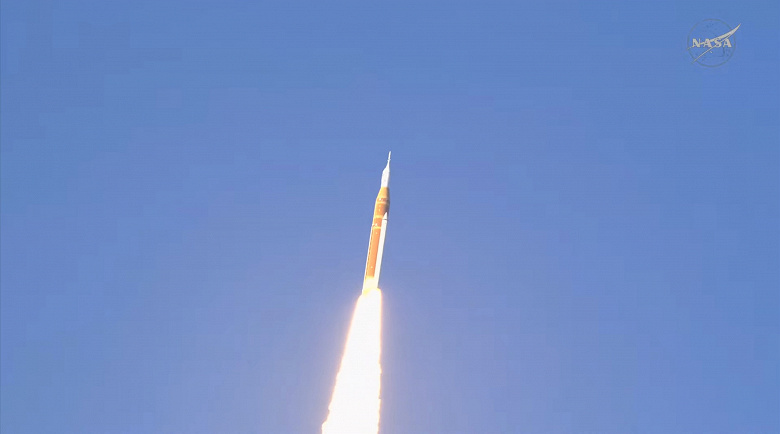 Запуск ракеты SLS с миссией Artemis II