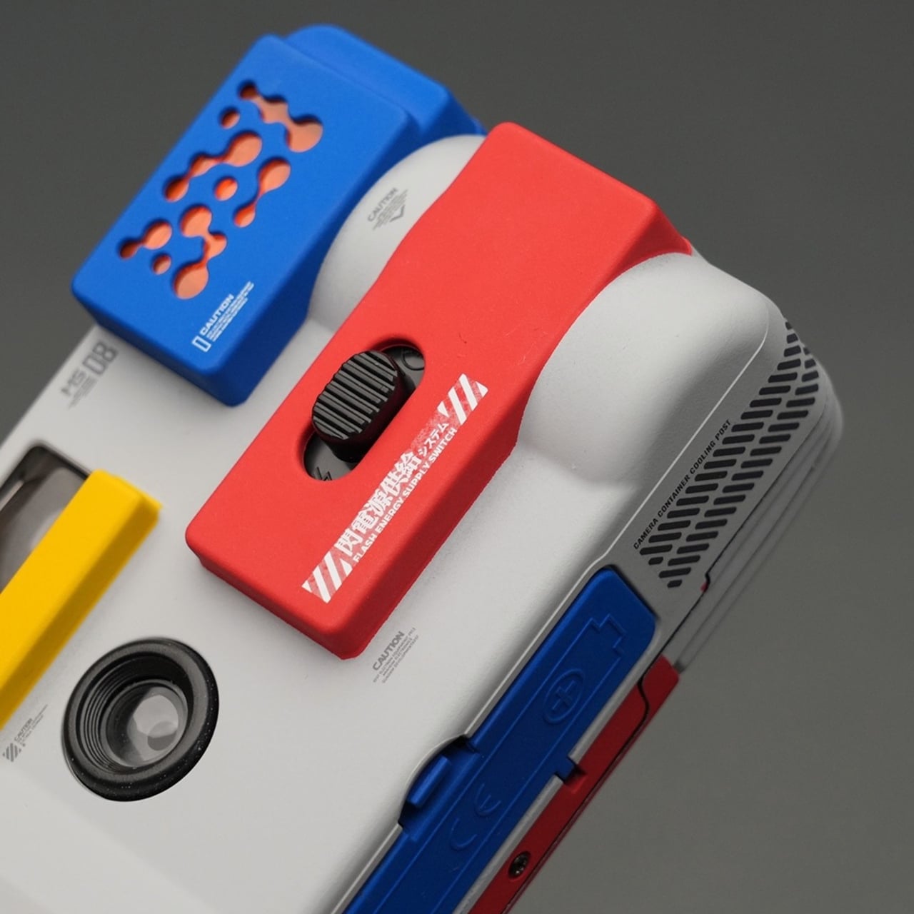 Appareil photo argentique Gundam en main