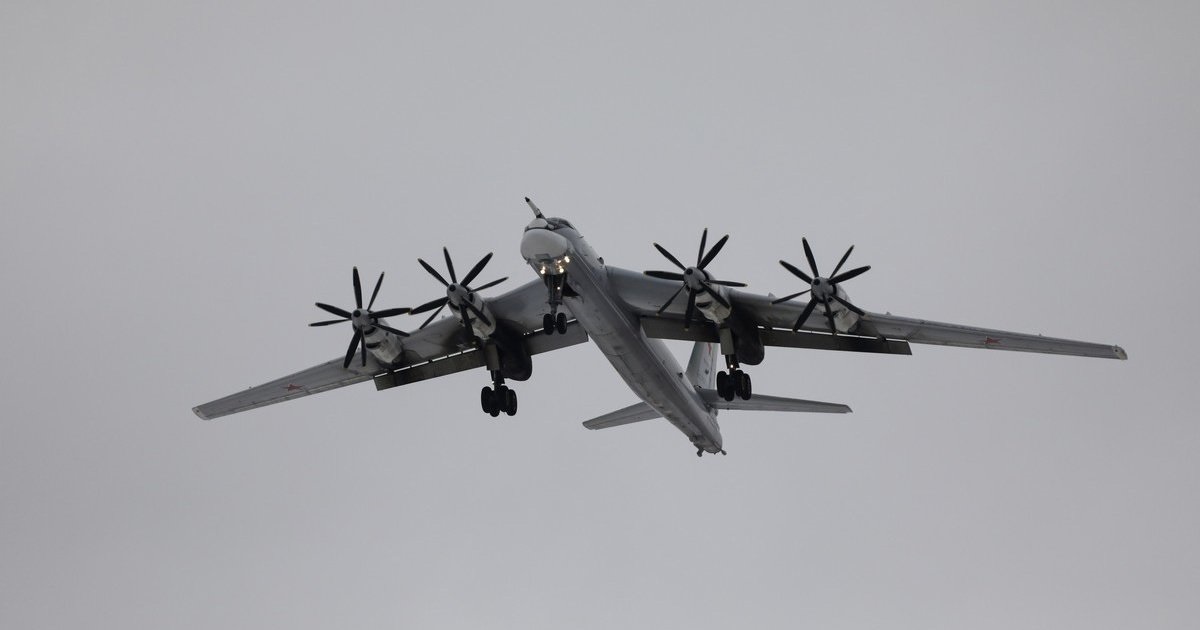 Масовані удари по аеродромах і військових базах змушують росію маскувати ядерні бомбардувальники Ту-95МС