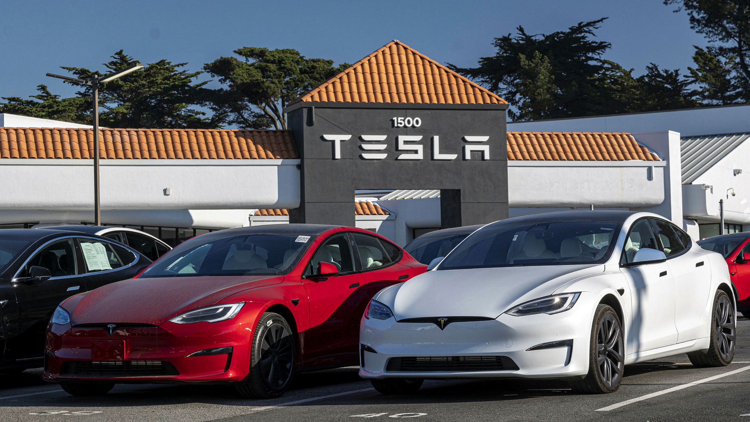 Tesla a donné un accès gratuit à l'Autopilote amélioré pendant 30 jours.