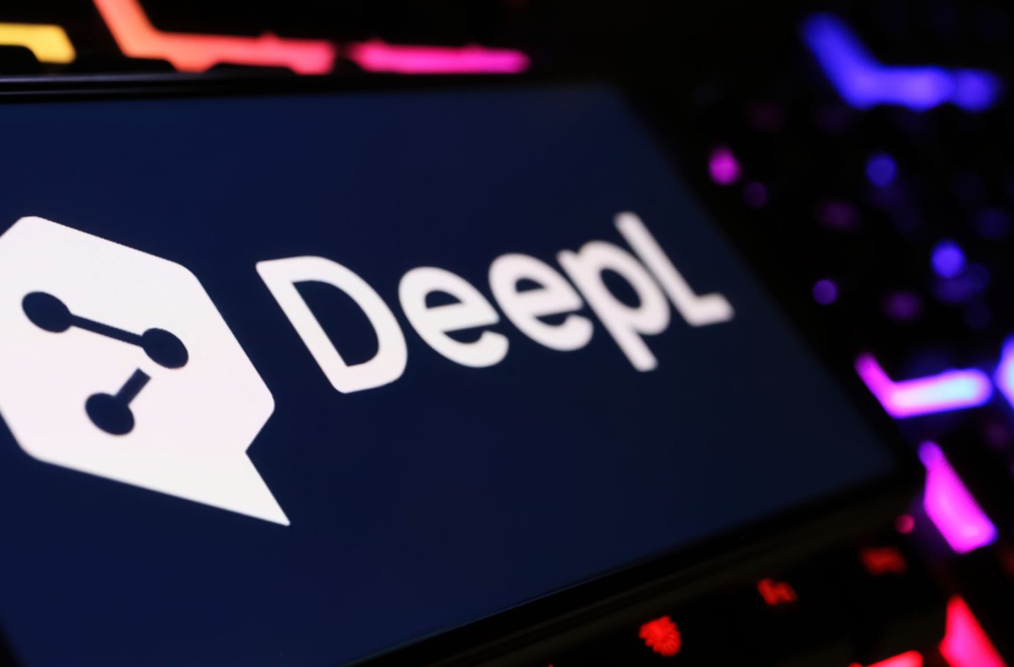 DeepL a lancé DeepL Voice, une nouvelle technologie pour les traductions vocales et vidéo instantanées.