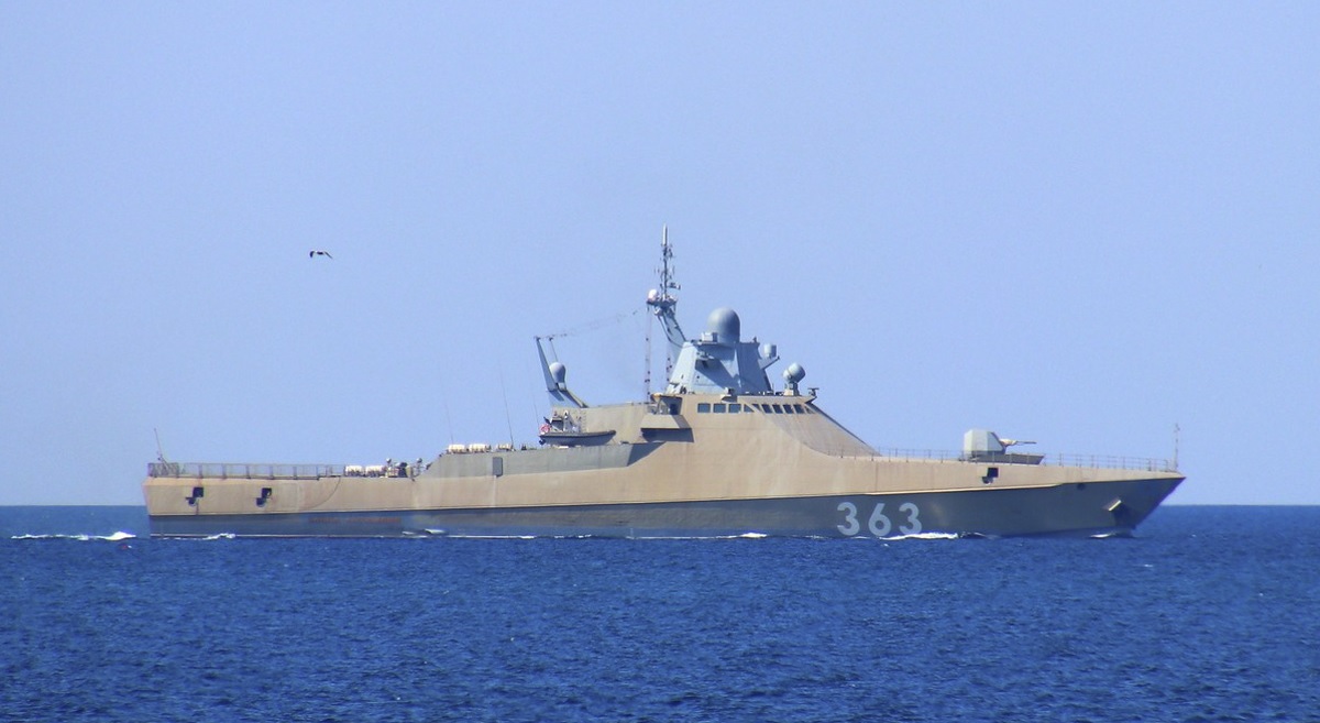 Het nieuwe Russische schip Pavel Derzhavin, dat Kalibr kruisraketten en Kh-35 antischipraketten kan vervoeren, is bij de Krim op zijn eigen mijn ontploft.