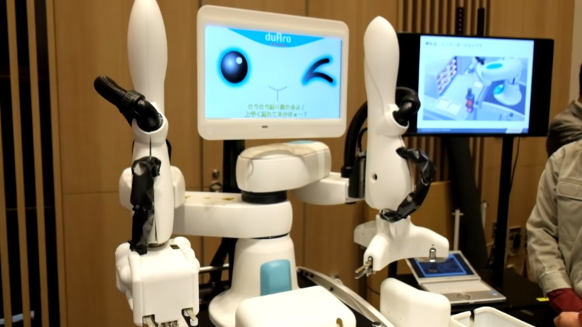 Японский робот для наклейки пленок на iPhone