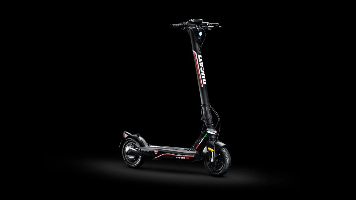 Ducati Pro-III: Elektroroller mit NFC-Schlüssel, einer Reichweite von bis zu 50 km und einer Geschwindigkeit von bis zu 25 km/h für 799 €