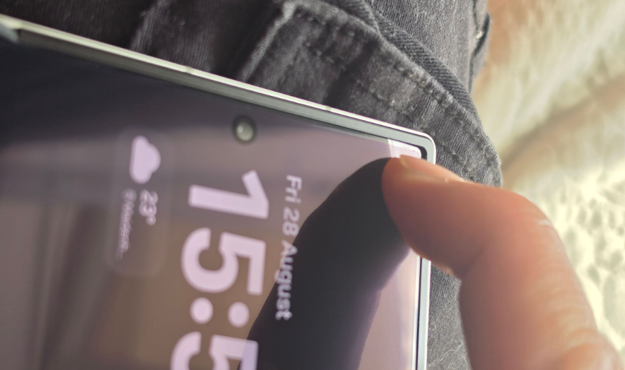 Процесс проверки гибкого экрана Galaxy Z Fold 8 на прочность