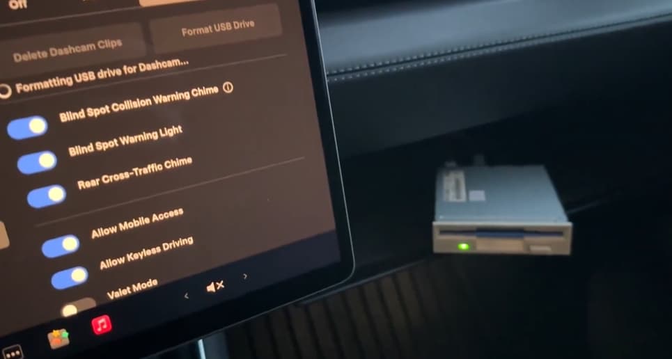 Флоппи-дисковод в салоне Tesla