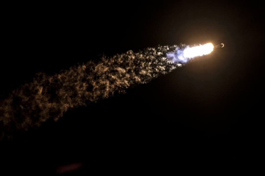 Ракета Falcon 9 під час запуску в космос