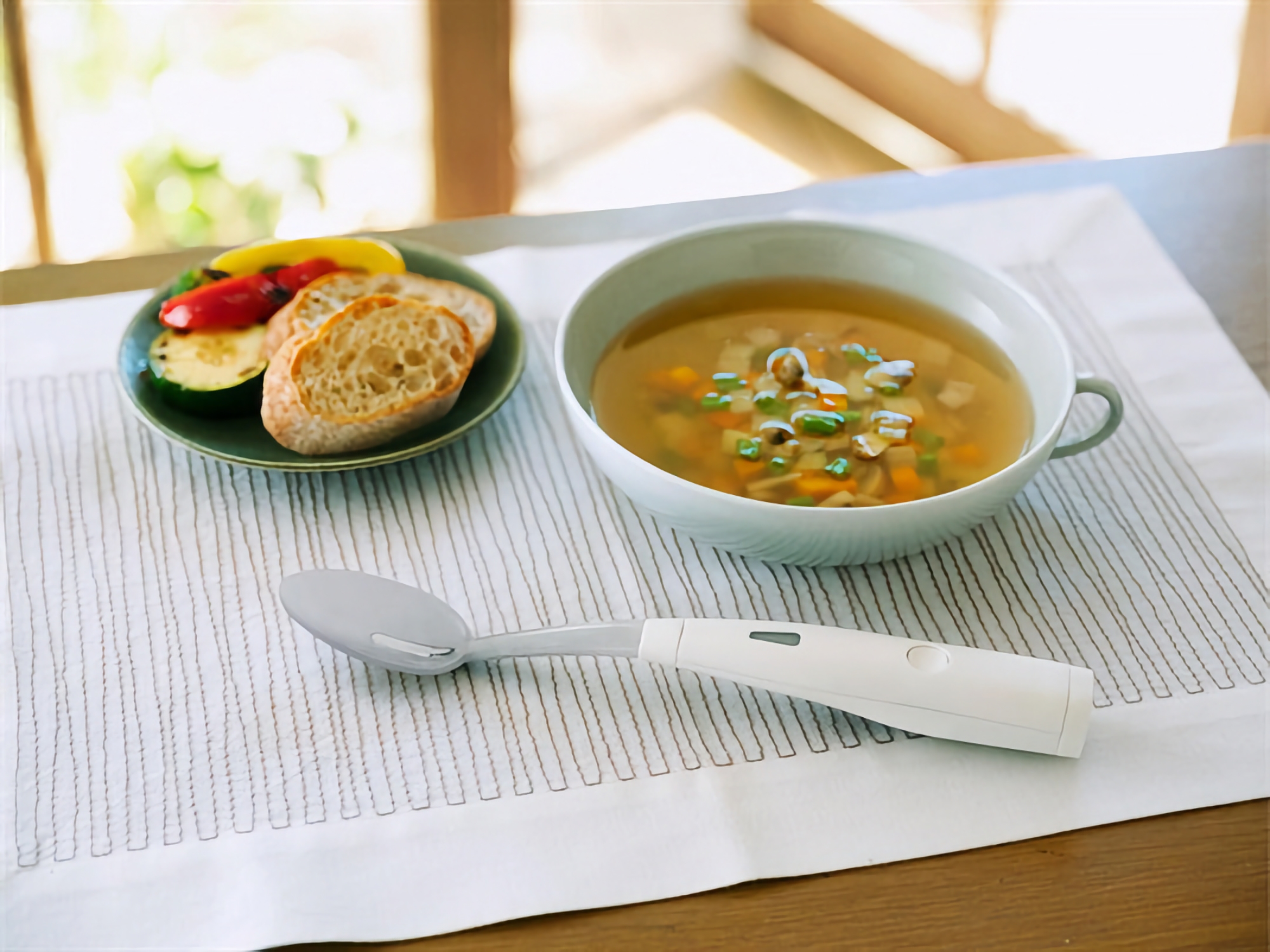 L'azienda giapponese Kirin ha presentato un cucchiaio elettrico in grado di "salare" il cibo