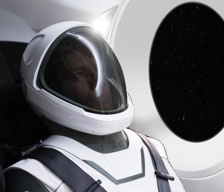 Илон Маск впервые показал скафандр SpaceX, созданный голливудским дизайнером