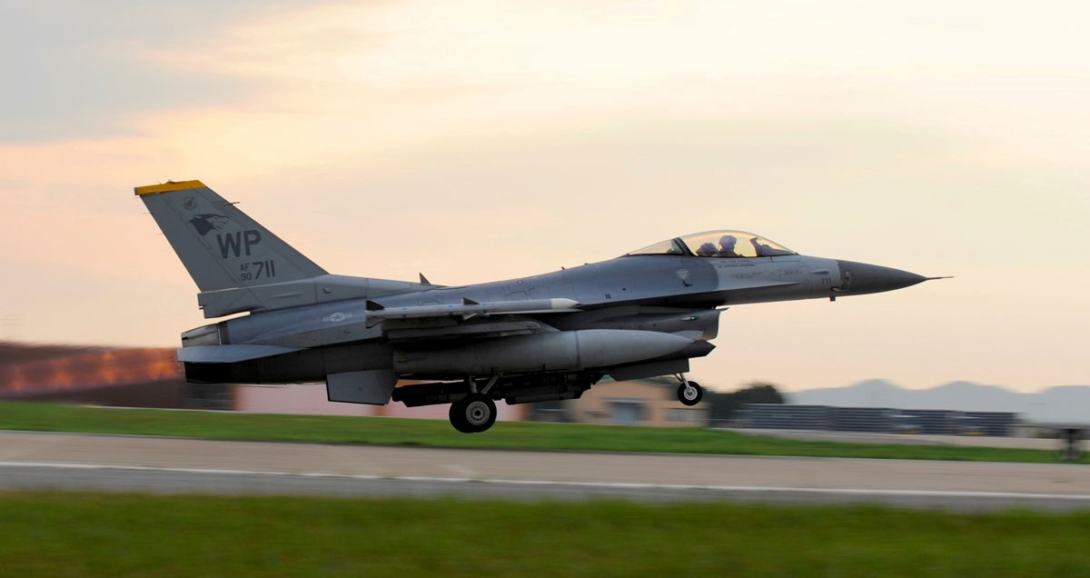 Canada traint mee Oekraïense piloten en personeel om F-16 Fighting Falcon-gevechtsvliegtuigen te bedienen