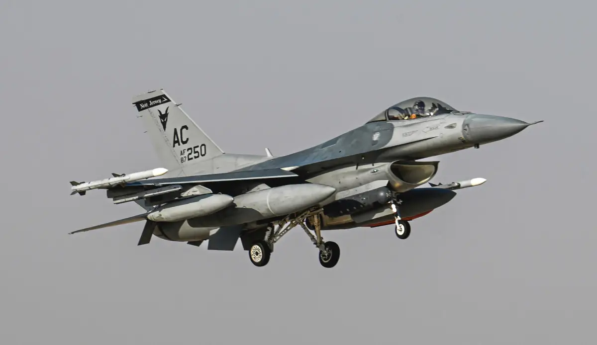 US-Kampfjets vom Typ F-16 Fighting Falcon greifen auf Befehl des Weißen Hauses iranische Waffendepots in Syrien an