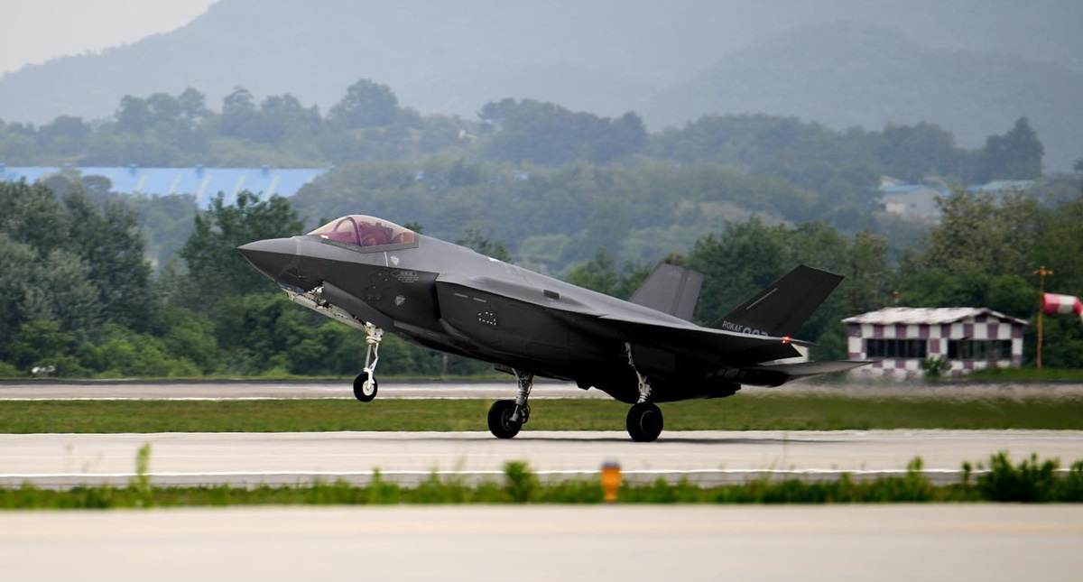 La Repubblica di Corea rottama un caccia di quinta generazione F-35 Lightning II da quasi 100 milioni di dollari dopo la collisione con un'aquila