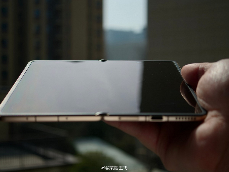 Фронтальна панель Honor Magic V6