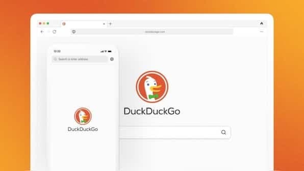 Логотип DuckDuckGo на фоне поискового интерфейса