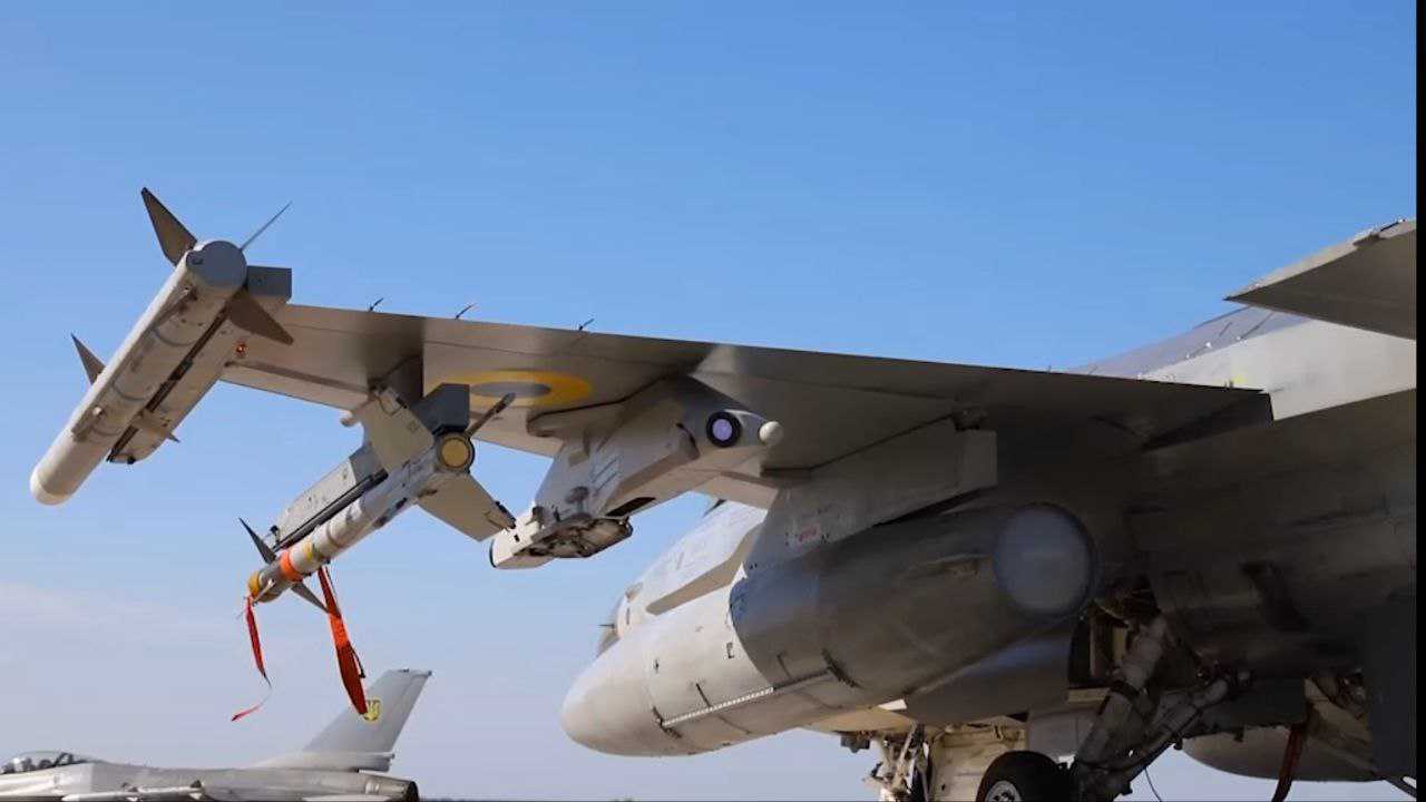 Ukrainische F-16 erhalten Frühwarnsystem für Raketenangriffe