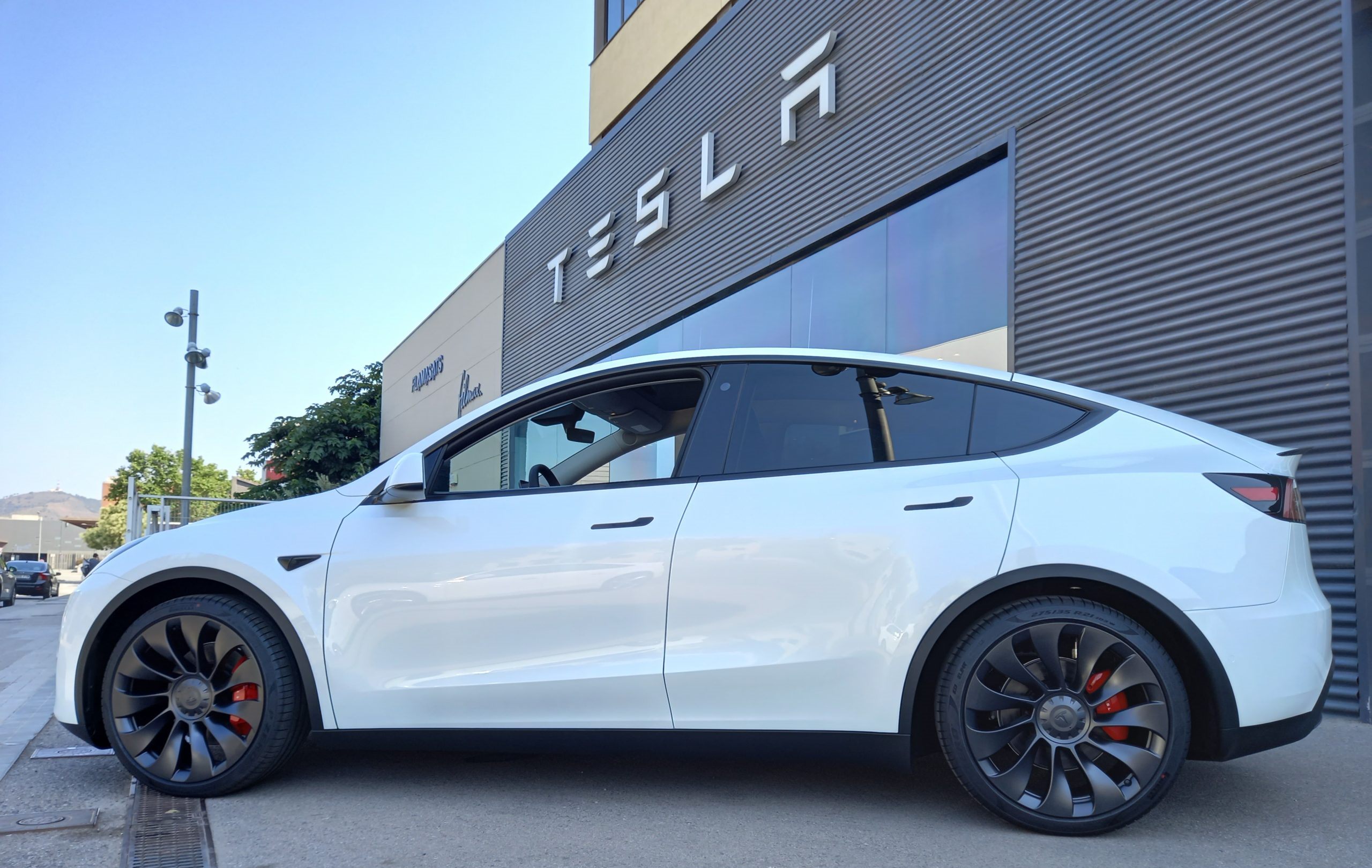 Tesla ruft 1,8 Millionen Fahrzeuge wegen der Gefahr einer sich lösenden Motorhaube zurück