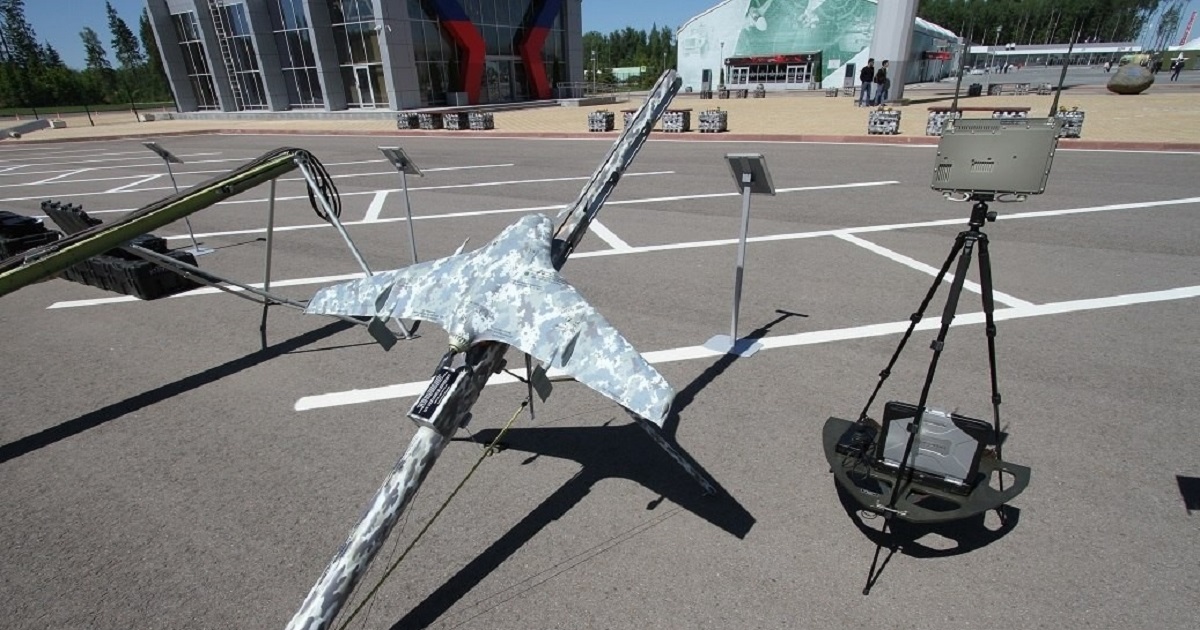 Die ukrainischen Streitkräfte schossen eine russische Drohne Eleron-3SV im Wert von 150.000 Euro ab - die Drohne ist als "fliegender Flügel" konstruiert und kann eine Geschwindigkeit von bis zu 130 km/h erreichen
