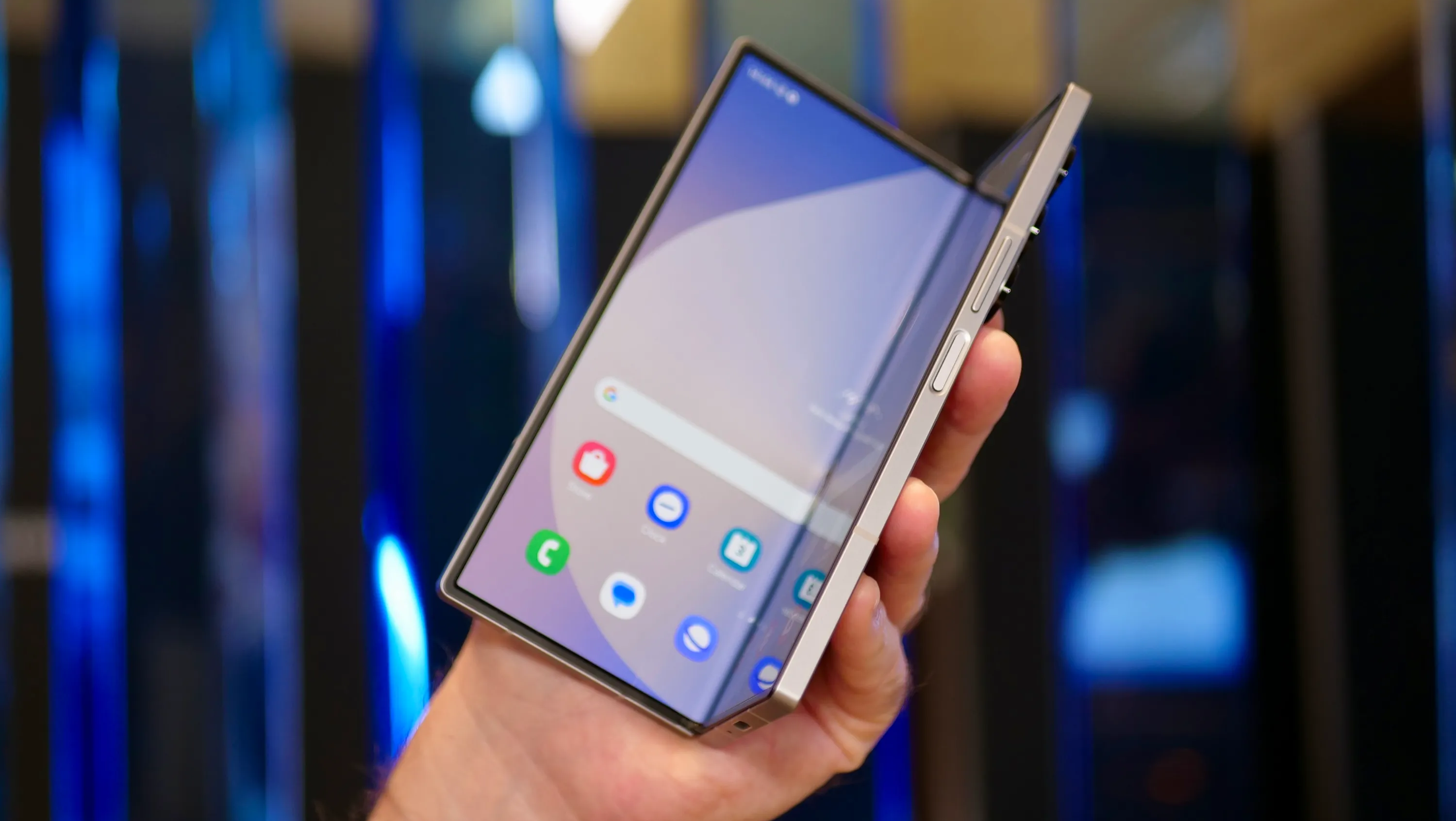 Samsung aims to make the next generation of foldable smartphones as thin as the Galaxy S series