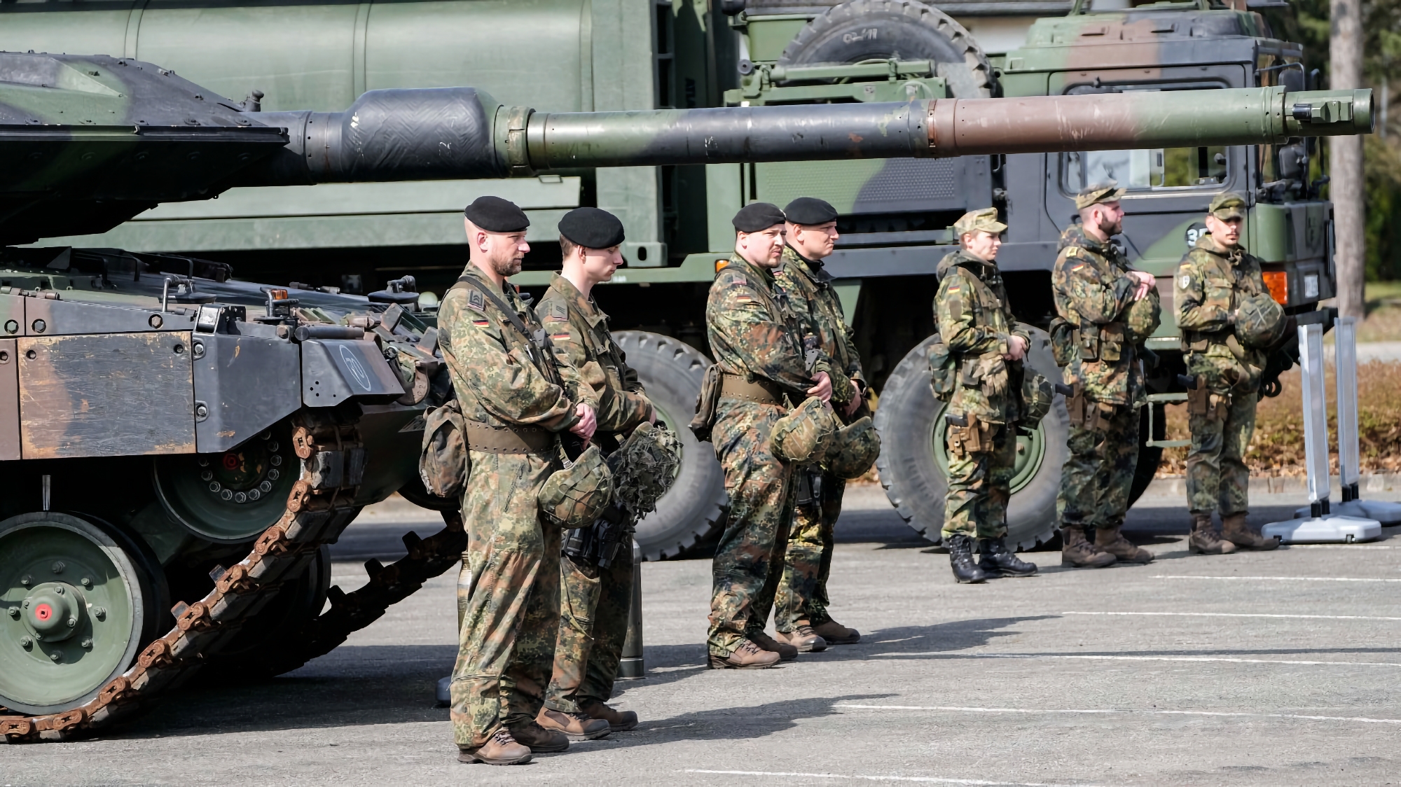 Ракетні установки для APWKS, тягач для танків Oshkosh M1070, пікапи, розвідувальні БПЛА і гусеничні машини з дистанційним керуванням: Німеччина передала Україні новий пакет військової допомоги