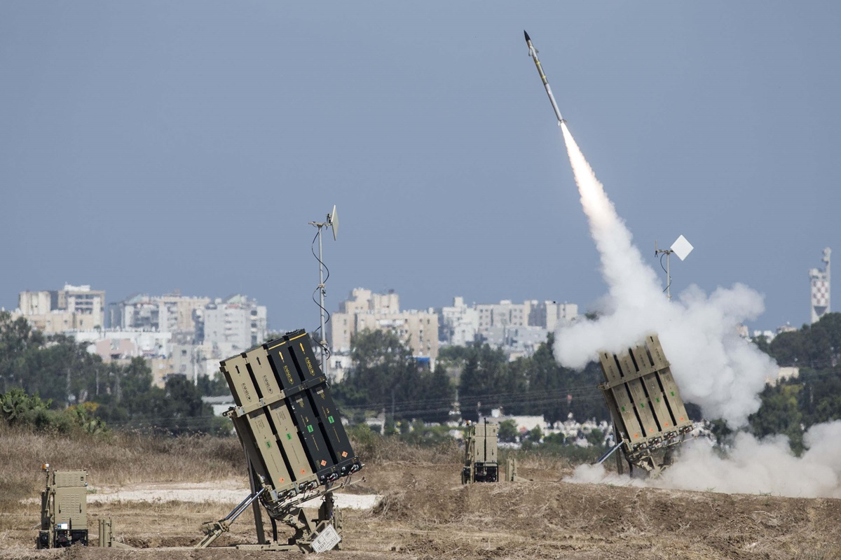 Israel hat zwei Iron-Dome-Batterien für 11 Monate von den USA geleast und kauft sie möglicherweise wegen des massivsten Raketenangriffs seit 50 Jahren zurück
