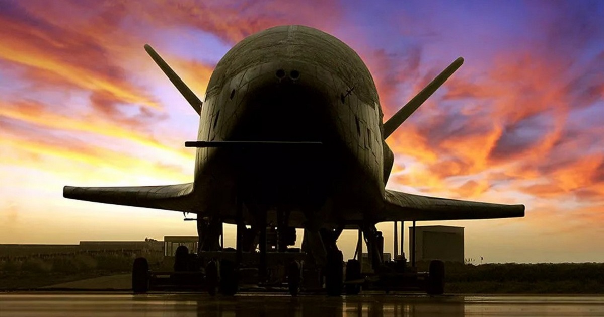 L'orbiter classificato Boeing X-37B ha trascorso 900 giorni in orbita
