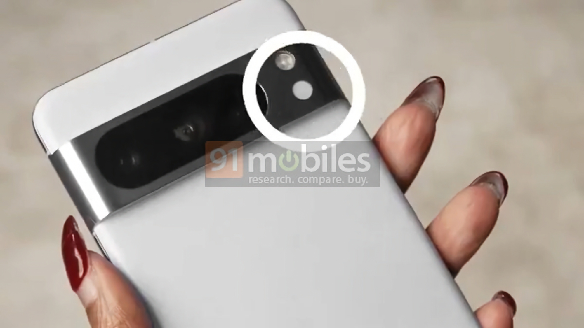 La publicité Pixel 8 Pro de Google fait le tour d'internet : le smartphone sera doté d'un capteur de température corporelle.